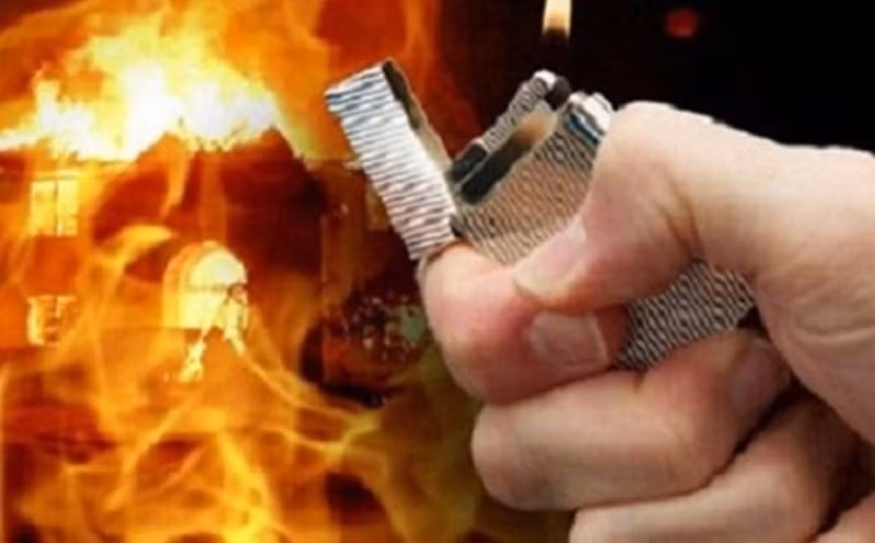 Đây chính là mâu thuẫn khiếnchủ đất cản trở việc anh T. (em trai anh H.) xây nhà, thậm chí đã có lần hai bên thuê người đến dằn mặt nhau, CAH Từ Liêm đã phát hiện, ngăn chặn kịp thời thu 4 dao tông và 1 dùi cui điện. Tuy nhiên, không có bằng chứng liên quan vụ cháy. Vụ án tưởng đi vào bế tắc thì điều bất ngờ nhất đã xảy đến, cháu Nguyễn Mạnh K., 3 tuổi con trai anh T. và Nguyễn Thị Thuận đã nói mơ khi ngủ trong lòng bà nội: “Mẹ con sai chú Diệp đốt nhà bác H.”. Lời nói mơ của đứa trẻ lên ba đã giúp các điều tra viên với linh cảm nghề nghiệp có phương hướng truy tìm hung thủ . (Ảnh minh họa, nguồn internet)