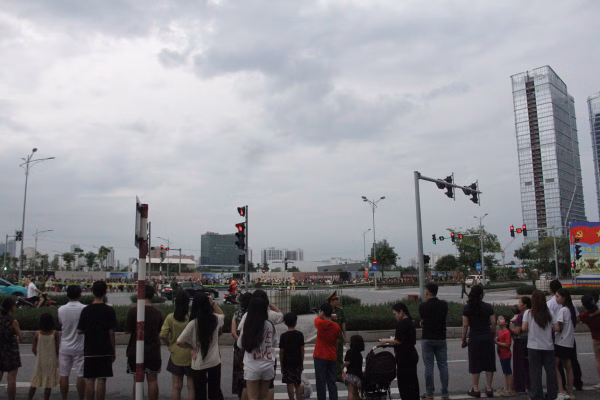 Người dân vây kín khu vực đường Hoàng Minh Thảo đợi đoàn xe quân sự đi qua.