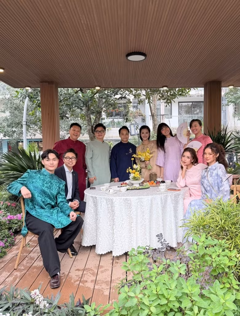 Trong khuôn viên sân vườn có một chòi nhỏ để gia đình thư giãn, thưởng trà. Ảnh: FBNV