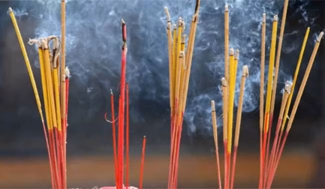 Sư thầy kể, trước đó nhiều năm, có hai mẹ con khách lạ tìm đến chùa làm lễ cầu siêu cho một cô gái tên H. Người con trai nói H bị chết oan nên muốn làm lễ. Sau lần đó, người con trai cũng không quay lại, chỉ có người mẹ mỗi đầu tháng đều đến chùa thắp hương. Khi lần theo địa chỉ của người phụ nữ, các trinh sát phát hiện, người này chính là mẹ đẻ của anh T, người yêu cũ của chị H. T hiện sinh sống tại Hà Nội. Thời điểm nhìn thấy công an bước vào nhà, T đã rất bối rối. (Ảnh minh họa, nguồn internet)