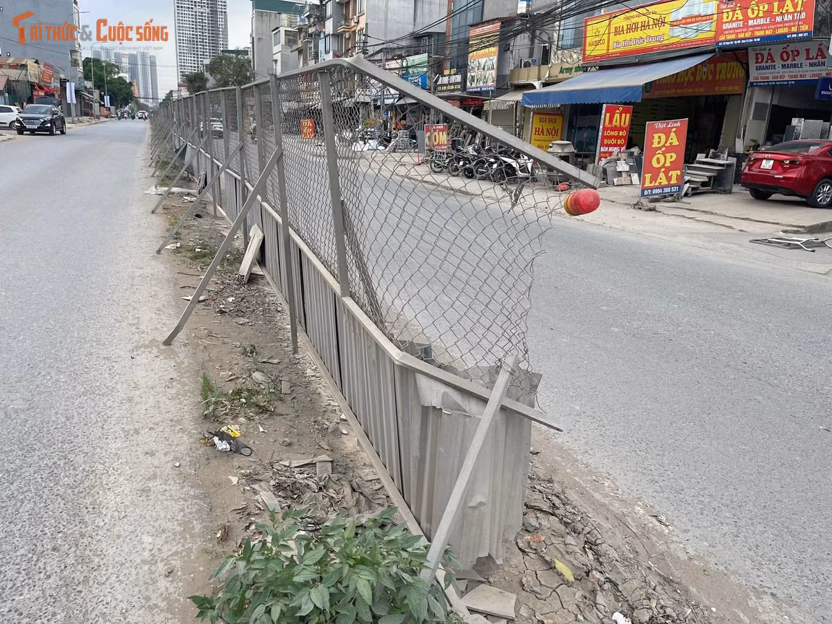 Tình trạng thi công kéo dài không chỉ gây lãng phí nguồn lực đầu tư mà còn ảnh hưởng trực tiếp đến việc đi lại, sinh hoạt của người dân trong khu vực.