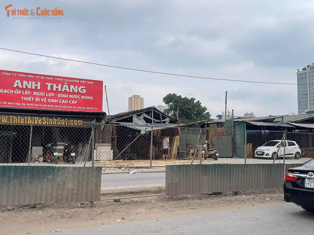 Không ít tấm tôn đã bung, nghiêng ngả sát mép đường, gây nguy hiểm cho các phương tiện lưu thông, đặc biệt vào ban đêm hoặc khi thời tiết mưa gió. Nhiều đoạn xuất hiện ổ gà, mặt đường lồi lõm, nham nhở. Vào giờ cao điểm, các phương tiện phải di chuyển chậm, len lỏi qua những đoạn đường xấu, tiềm ẩn nguy cơ va chạm và tai nạn giao thông. Đặc biệt, khi trời mưa, nước đọng trong các hố sâu tạo thành những “bẫy nước” ngay trên mặt đường. Người đi xe máy nếu không quan sát kỹ rất dễ trượt ngã.