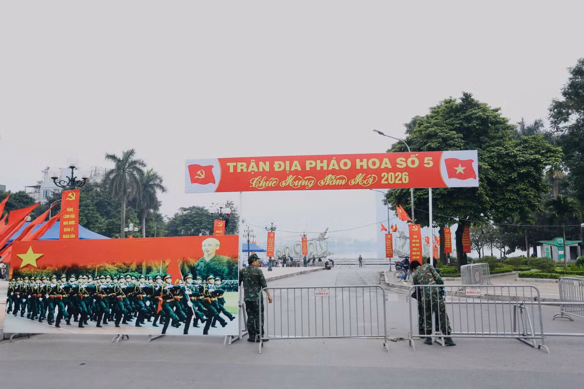 Tại vườn hoa Lạc Long Quân (phường Tây Hồ), một trong những điểm bắn pháo hoa của thành phố, công tác chuẩn bị đang được triển khai khẩn trương.
