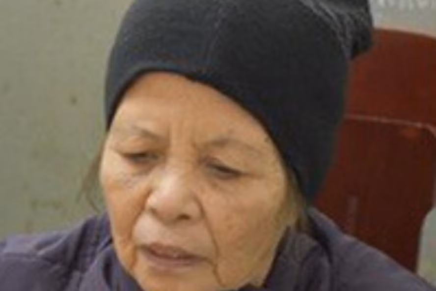 Theo đó, khoảng 18h45 ngày 25/11/2017, trong lúc đứng ru bé A ngủ, bà X bị hẫng chân, ngã về phía trước, vô tình đè lên người cháu. Bà X vội vàng bế bé A lên thì thấy cháu thở khò khè, bị nấc, đầu ngả ra phía sau và sữa từ miệng trào ra ngoài. Thay vì hô hoán mọi người đưa A. đi cấp cứu, bà X lại cho rằng cháu sẽ chết. Lo sợ các con sẽ trách giận, bà X nảy ra ý định che giấu sự việc bằng cách lấy chăn đang đắp trên người cháu chùm kín mặt mũi rồi bế ra ngoài đường. Khi thấy 1 túi nilon xanh, bà X liền bỏ bé A vào túi rồi thắt chặt lại, giấu vào khu vực bãi cỏ để không ai phát hiện.
