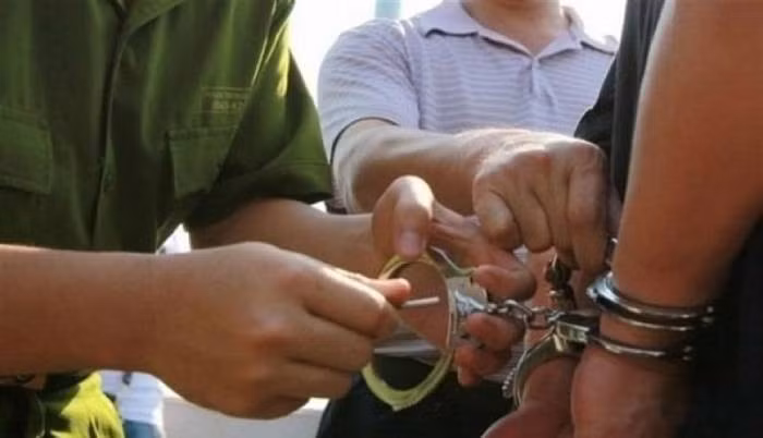 Sau khi xác định được Vương đang lẩn trốn tại nhà chị gái trên Hà Nội, sáng mùng 6 Tết, lực lượng trinh sát ập vào nhà chị gái Vương và bắt được đối tượng. Sau khi bị đưa về trụ sở Công an phường, Vương đã cúi đầu thừa nhận hành vi giết người của mình. Vương khai, do thiếu tiền tiêu Tết nên nảy sinh ý định phạm tội… Do trước đó thường qua lại nhà bà Th. mua hàng nên Vương biết bà Th. sống một mình. Tối ngày 2/2, Vương đến nhà bà Th. giả vờ mua bánh kẹo. Lợi dụng bà Th. đang tìm đồ, Vương đã đánh bà rồi dùng dao giết hại nạn nhân. Sau khi lục lọi Vương đã lấy đi một số tiền và điện thoại của nạn nhân…(Ảnh minh họa, nguồn internet)
