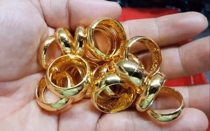 Người đầu tiên phát hiện cái chết của nạn nhân là Võ Thị Bời (SN 1962, quê Hồng Ngự, tỉnh Đồng Tháp, ở chung phòng). Vào thời điểm trên, khi đi chợ về, Bời "tình cờ" phát hiện sự việc. Toàn bộ tài sản trên người của bà L. gồm 3 chiếc nhẫn vàng, 1 sợi dây chuyền vàng 1 lượng, 1 vòng vàng đeo tay 1 lượng đã biến mất. Trả lời câu hỏi của cán bộ điều tra về nghi vấn thủ phạm, Bời cho rằng có thể hung thủ ra tay hạ sát bà L trong thời điểm Bời đi chợ. (Ảnh minh họa, nguồn internet)
