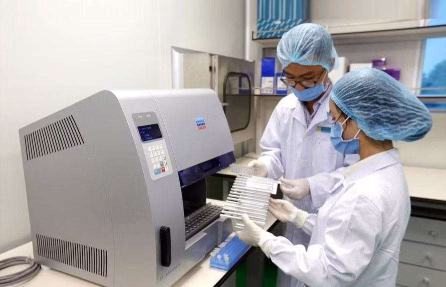 Liên quan đến nữ sinh cấp hai có thai, Công an huyện Phú Ninh đã mời một số đối tượng nghi có liên quan đến làm việc. Có 3 người khai đã "vui vẻ" với D., nhưng không ai thừa nhận cái thai là của mình. Cơ quan điều tra tiến hành lấy mẫu để giám định ADN. Anh của nạn nhân tên N. trình bày: Anh cùng em gái sống với mẹ và bà ngoại ở thôn Hòa Bình, xã Tam Thái. Do hoàn cảnh nghèo, mẹ đi làm thuê nên ít có thời gian gần gũi, chăm sóc. Nhà chỉ còn 3 bà cháu. Rồi N. lên Tam Kỳ học cao đẳng, D. ở nhà với bà ngoại. (Ảnh minh họa, nguồn internet)