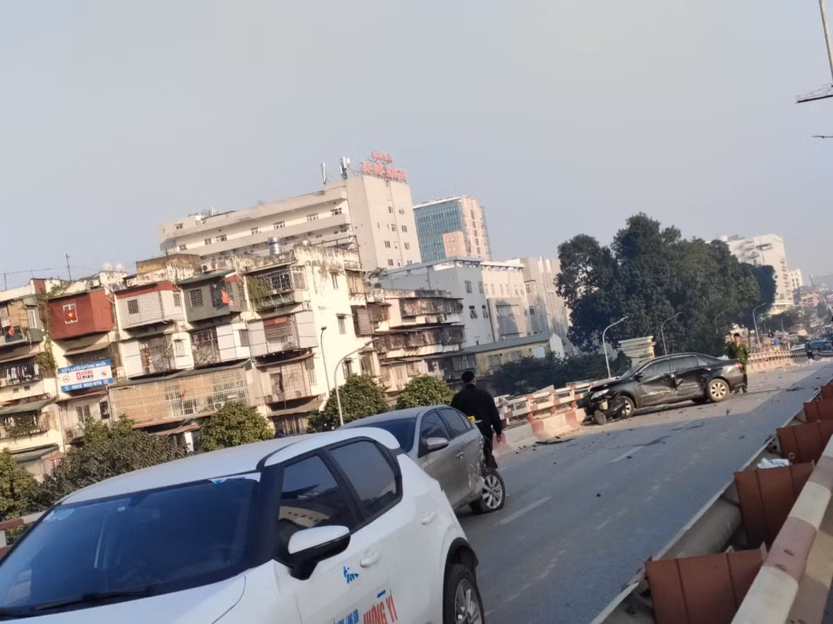 Tại hiện trường, 3 ô tô hư hỏng trong đó một xe con màu đen nát đầu. Chiếc xe máy biến dạng. Nạn nhân nằm sát lan can cầu vượt. Nguyên nhân ban đầu do bà Th. buồn ngủ đạp nhầm chân ga dẫn đến gây ra vụ tai nạn. Kiểm tra nhanh kết quả ban đầu, nữ tài xế không vi phạm nồng độ cồn, ma tuý.