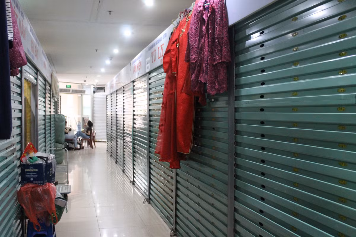 Ghi nhận của PV trong ngày 4/6 tại chợ Hàng Da (quận Hoàn Kiếm, TP Hà Nội), rất nhiều gian hàng đóng kín cửa hoặc được căng vải bạt che chắn. Lượng khách ra vào ít ỏi, lác đác vài ba lượt.