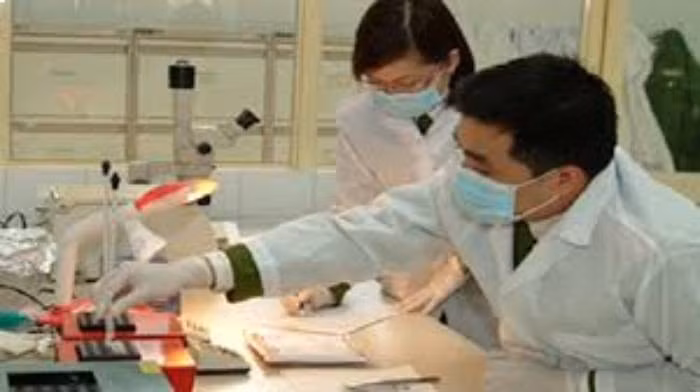 Tám sống ngay đối diện nhà anh K. và là họ hàng với nạn nhân. Vào thời điểm vụ cháy xảy ra, Tám cũng tham gia dập lửa, thái độ hết sức bình tĩnh, sốt sắng. Tiến hành xác minh gấp, công an phát hiện tại khu vực chăn nuôi nhà Tám có một vết hình tròn hằn dưới đất. Khi so sánh thấy trùng khớp với đít bình gas được tìm thấy tại hiện trường. Ở phần giá đèo hàng phía sau chiếc xe đạp mà Tám hay sử dụng, công an thấy có vết sơn màu xanh còn dính lại. Kết quả giám định cho thấy vết sơn này cùng loại với sơn ở vỏ bình gas trong vụ cháy. (Ảnh minh họa, nguồn internet)