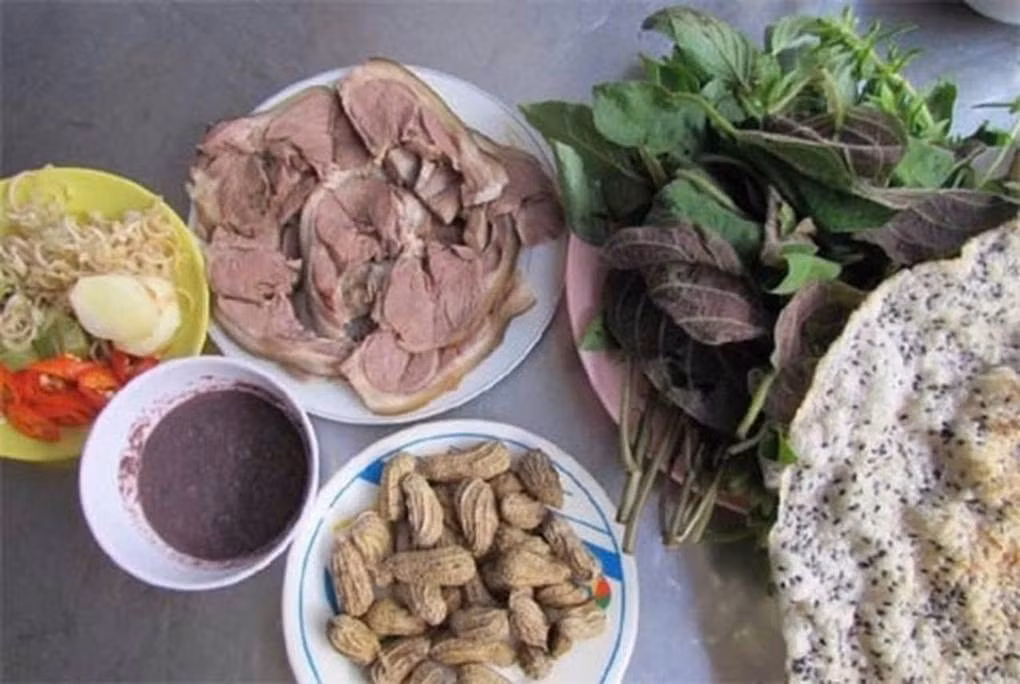 Tuấn khá lì lợm, nhưng trước chứng cứ và lập luận sắc bén của các điều tra viên, gã đành khai nhận hành vi tội ác của mình. Tuấn khai, thời gian trước gã có đi làm thuê tại Hà Nội và quen một cô gái. Do thói trăng hoa nên Tuấn giấu việc mình đã có vợ, con ở quê để yêu đương với cô gái trẻ này. Ngày 13/9/2013, Tuấn bán ngô được hơn 100 nghìn đồng, định bụng sẽ dùng số tiền ấy để đi Hà Nội thăm "người yêu". Nhưng khi đi qua quán thịt chó, Tuấn lại sà vào ăn nhậu. Hết tiền, lại nhớ bạn gái, Tuấn nảy sinh ý định trộm cắp tài sản làm lộ phí. (Ảnh minh họa, nguồn internet)
