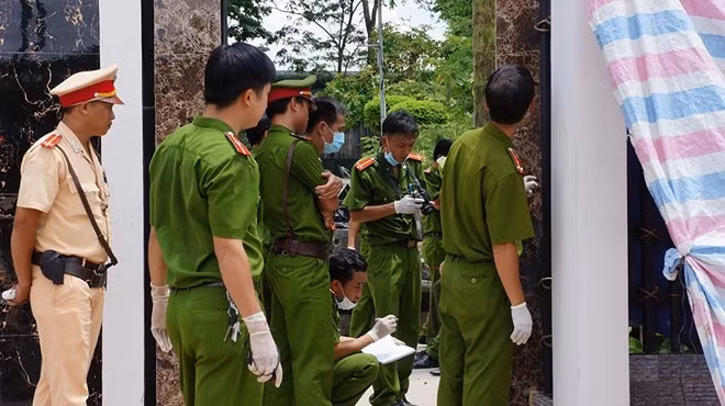 Lực lượng điều tra phát hiện, gia đình anh K. đang sửa nhà nên có nối 1 ống nước dài, nhưng thời điểm cháy, đường ống nước bằng nhựa dẻo đã bị ai đó cắt làm 3 phần. Dữ liệu trên đã khiến Ban chuyên án đưa ra nhận định, hung thủ gây án phải có mâu thuẫn rất lớn với nạn nhân, chưa kể kẻ đó thông thạo địa hình, nắm bắt được quy luật sinh hoạt của gia đình anh K. Lý do duy nhất dẫn đến vụ án là xuất phát từ những mâu thuẫn nào đó rất lớn. (Ảnh minh họa, nguồn internet)