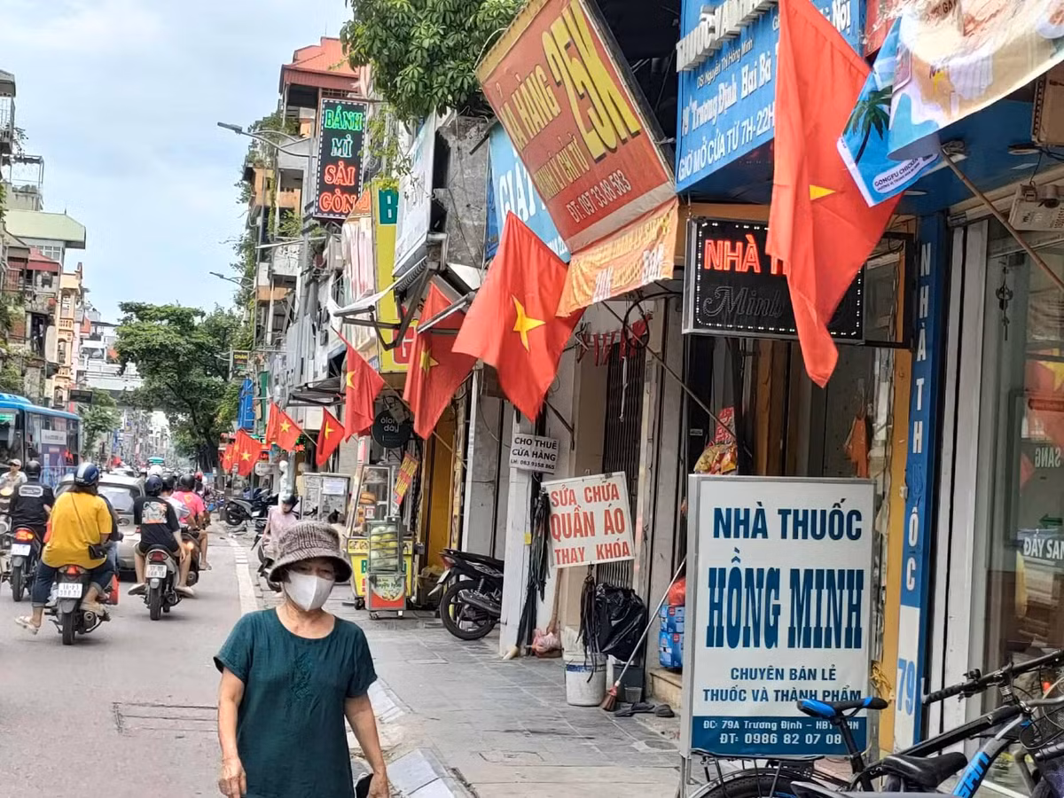 Hướng tới kỷ niệm 80 năm Cách mạng Tháng Tám (19/8/1945 - 19/8/2025) và Quốc khánh nước Cộng hòa xã hội chủ nghĩa Việt Nam (2/9/1945 - 2/9/2025), phố phường Hà Nội đã rực rỡ sắc màu. Cờ đỏ sao vàng tung bay khắp các ngõ, phố.