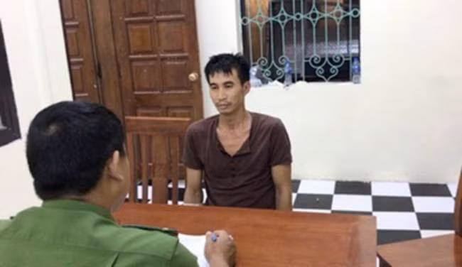 Trước những bằng chứng khoa học, tên tội phạm đã phải cúi đầu nhận tội. Gã khai, vào quãng thời gian trên, Tráng đi qua nhà anh T và phát hiện cửa ngách không khóa nên lẻn vào. Khi tên trộm thò tay định lấy chiếc điện thoại của vợ anh T đang sạc ở đầu giường thì người vợ tỉnh ngủ, phát hiện. Bà H túm tay Tráng thì bị đối tượng này dùng con dao mang theo đâm tử vong tại chỗ. Ông T nghe tiếng kêu của vợ cũng vùng dậy, lao vào ôm và giằng co với Tráng. Gã sát nhân không ngần ngại đâm liên tiếp nhiều nhát khiến nạn nhân đổ gục trên vũng máu.