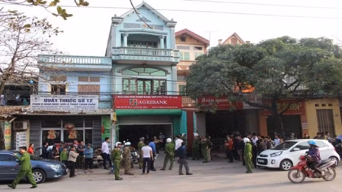 Khi rà soát nhân chứng, các trinh sát thu được thông tin một vài người ở gần chi nhánh ngân hàng cho hay, trước đó họ nhìn thấy một người đàn ông đi chiếc xe BKS 98xxxx lảng vảng quan sát ngân hàng nhiều lần. Ban chuyên án đã yêu cầu lực lượng nghiệp vụ tiến hành tra soát biển số xe máy. Thế nhưng, biển kiểm soát chiếc xe nói trên là biển giả. (Hiện trường nơi xảy ra vụ cướp)