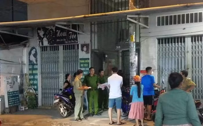 Theo hồ sơ vụ án, cái chết thảm thương của bà thầy bói dạo Huỳnh Thị L. (SN 1950, quê Phú Yên) được phát hiện tại phòng trọ trên đường Quang Trung, KP14, P10, Q.Gò Vấp, TP HCM (địa chỉ cũ) vào 5h30 sáng 5/5/2009. Công tác khám nghiệm xác định: Cửa phòng trọ khép hờ, nạn nhân chết trong tư thế nằm quay mặt vào tường, thi thể bị 6 vết chém, máu loang dưới nền nhà. (Ảnh minh họa, nguồn internet)