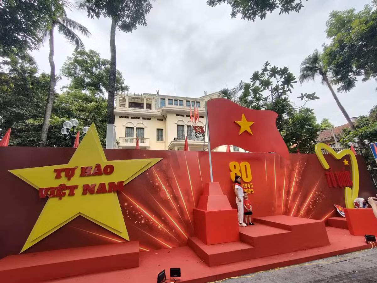 Các biểu tượng, khẩu hiệu, áp phích khổ lớn được đặt tại những vị trí nổi bật, dễ nhìn, như ngã tư, quảng trường hay khu vực tập trung đông người qua lại, để người dân chụp ảnh, lưu lại những kỉ niệm.