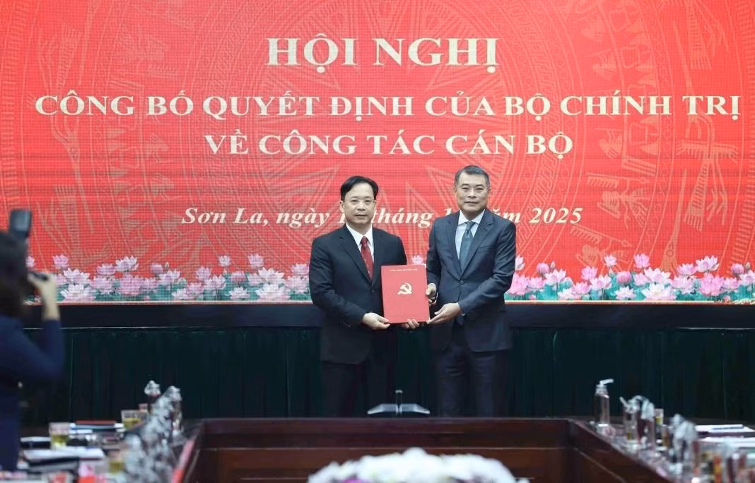 3-dong-chi-truong-ban-to-chuc-trung-uong-trao-quyet-dinh-cho-dong-chi-hoang-van-nghiem-1.jpg
