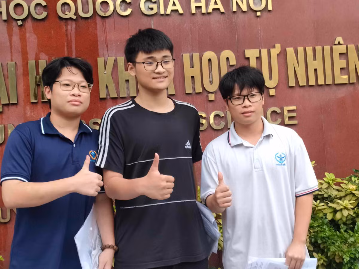 Các thí sinh sẽ trải qua các bài thi môn chung gồm Ngữ văn (tự luận, 120 phút), Toán (trắc nghiệm, 90 phút), Tiếng Anh (trắc nghiệm, 60 phút); trước khi đến với bài thi các môn chuyên: Ngữ văn, Lịch sử, Địa lí (tự luận).