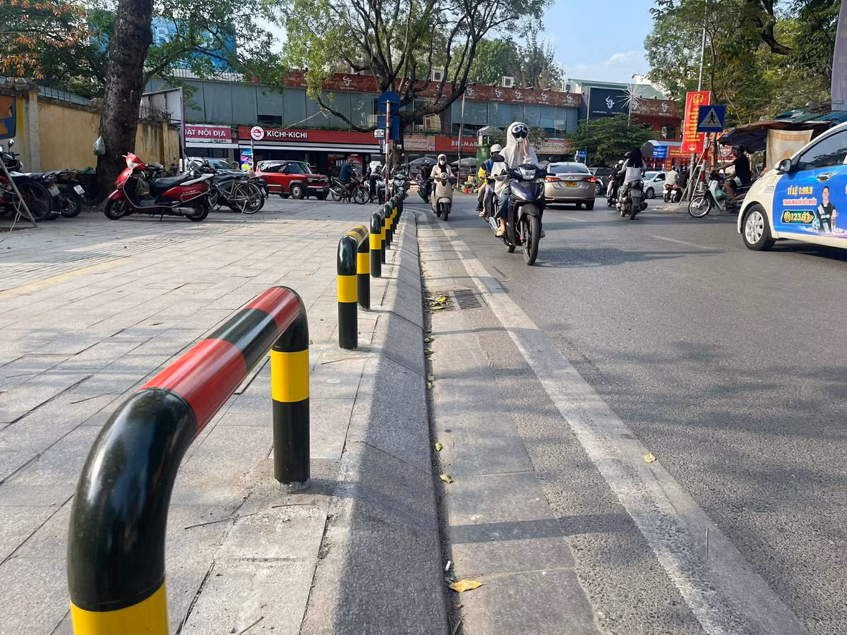 Trong thời gian qua, UBND phường Kim Liên đã triển khai lắp đặt rào chắn vỉa hè, tạo diện mạo mới thông thoáng, giúp không gian đi lại của người dân thuận tiện hơn và đảm bảo an toàn cho khu vực trường học.