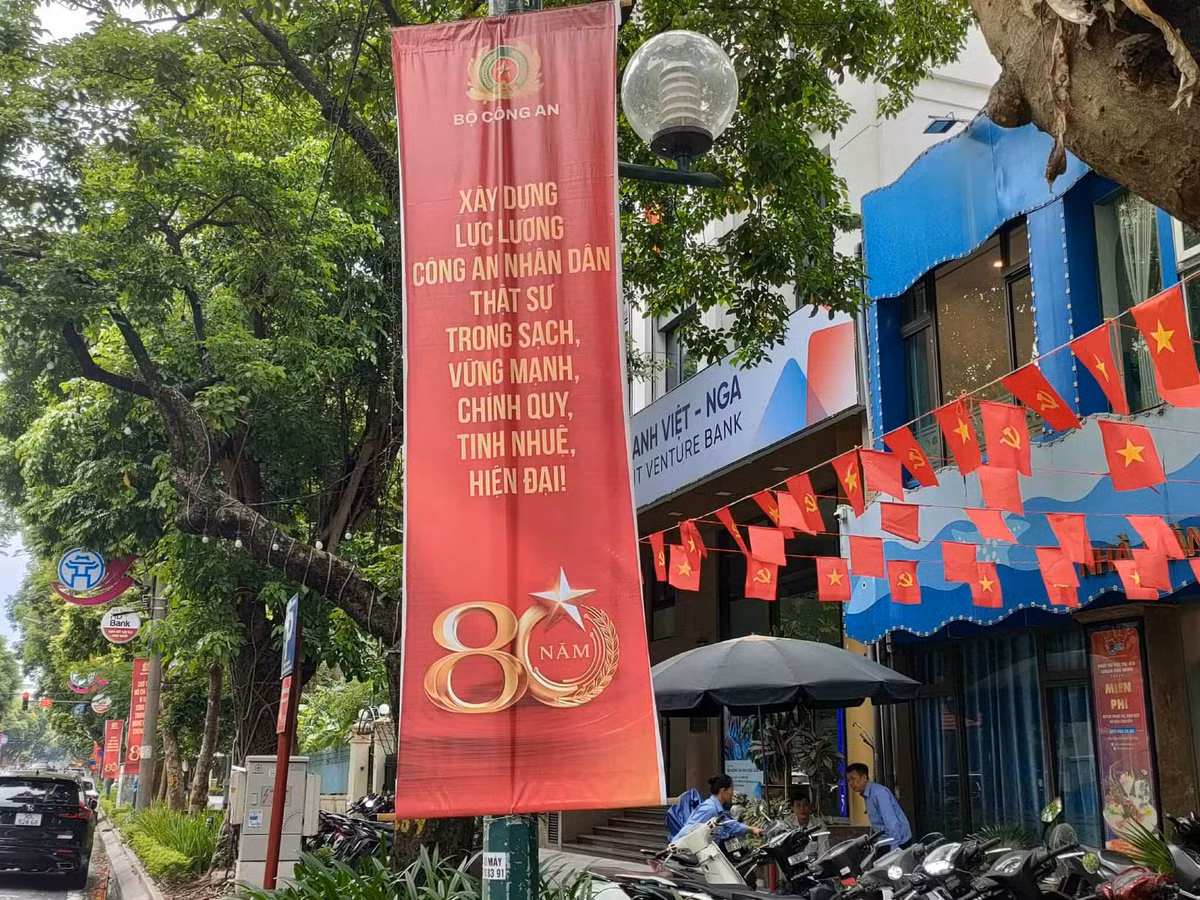 Pano rực rỡ trên phố Trần Hưng Đạo.