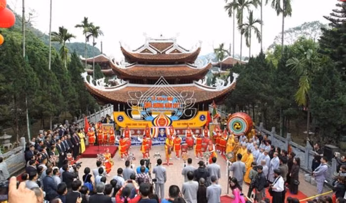 Lễ hội chùa Hương là một trong những lễ hội đặc sắc và nổi tiếng nhất tại khu vực miền Bắc, được ví như “hành trình về đất Phật”. Lễ hội được tổ chức tại Chùa Hương hay Hương Sơn (TP Hà Nội), đây là quần thể văn hóa - tôn giáo lớn ở Việt Nam với hệ thống các chùa thờ Phật, đền thờ thần và đình thờ theo tín ngưỡng nông nghiệp, kéo dài từ mùng 6 tháng Giêng đến tháng 3 Âm lịch, thường đông vui nhất từ rằm tháng Giêng đến ngày 18 tháng 2 Âm lịch. (Ảnh: Internet)