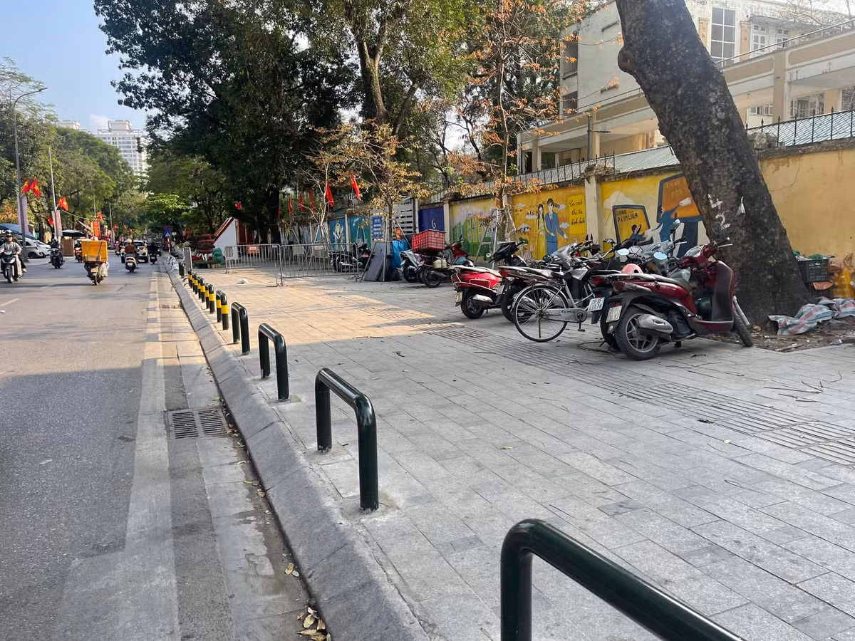 Việc thiết lập lại trật tự không chỉ giúp đường thông hè thoáng, mà còn tạo ra không gian vui chơi an toàn cho học sinh sau giờ tan học. Đây là nỗ lực quan trọng nhằm thay đổi diện mạo đô thị.