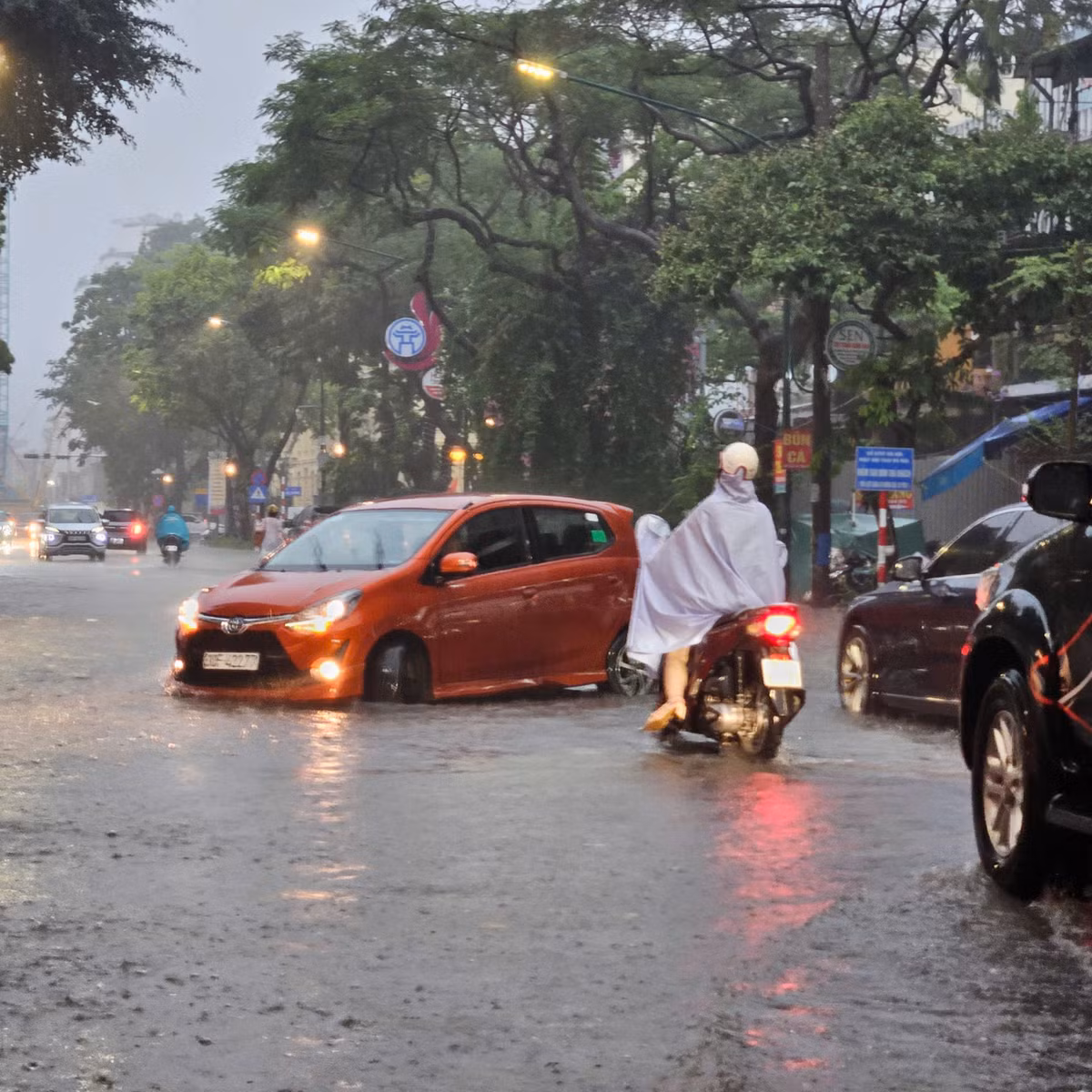 Do nước ngập sâu nhiều xe khi đi qua tuyến phố này phải quay đầu.