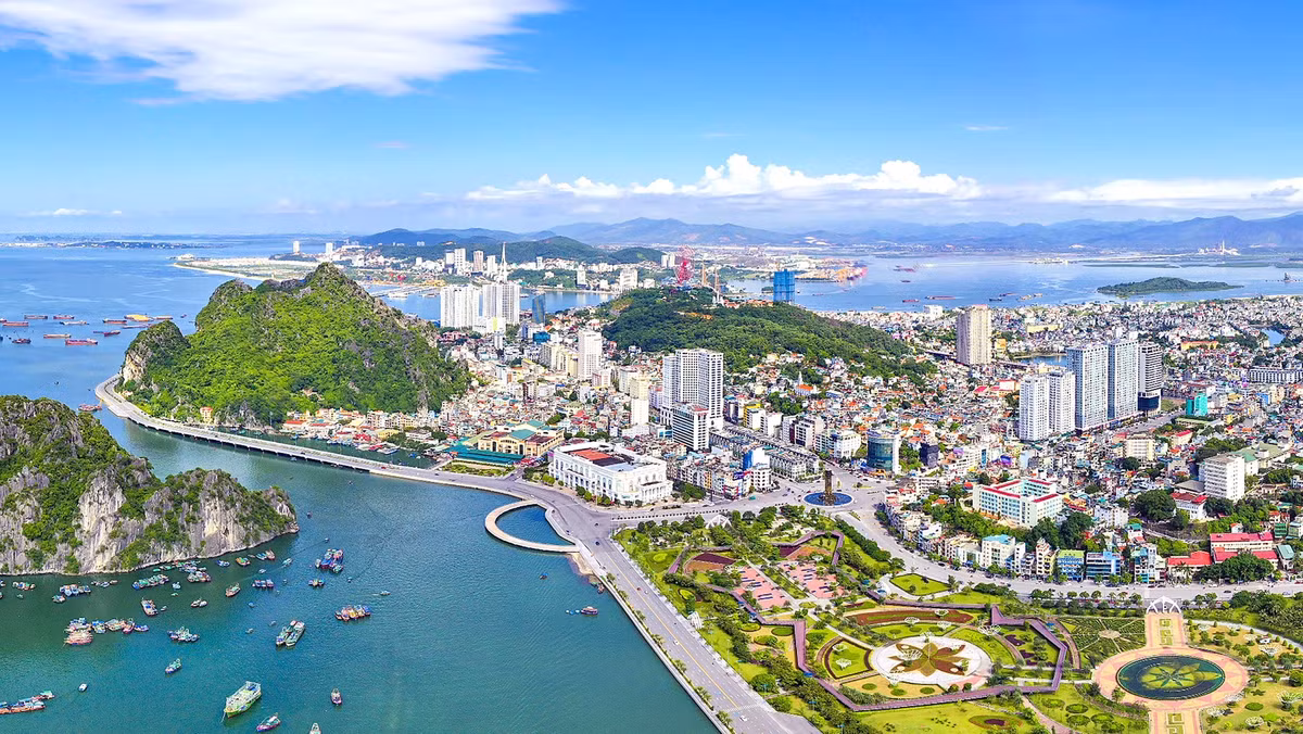 Hiếu khai, Từ Đức Cường (trú tại Hà Lầm, Hạ Long, Quảng Ninh) chính là người đã thuê hắn chở những kẻ lạ mặt đến khu vực gây án. Tuy vậy, Hiếu hoàn toàn không biết nhóm sát thủ kia là ai. Sau khi vụ án xảy ra, Cường đã biến mất khỏi Quảng Ninh. (Ảnh minh họa, nguồn internet)