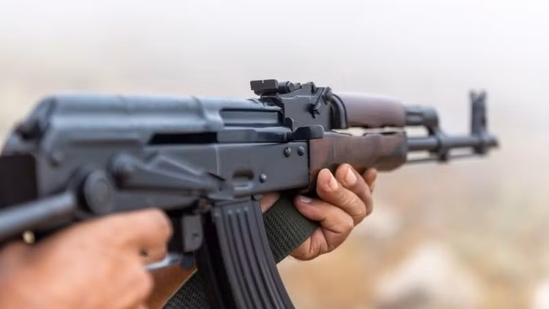 Theo hồ sơ vụ án, hơn 1h sáng 27/10/2016, phố Nguyễn Thị Định (Trung Hòa, Cầu Giấy, Hà Nội - cũ) vắng lặng. Từ phía đầu đường bất chợt xuất hiện một ô tô đi chầm chậm dường như quan sát gì đó. Khi đến đầu ngõ 19, chiếc xe dừng lại, vài gã đàn ông nhanh chóng nhảy xuống. Kẻ đi đầu ôm một khẩu súng dạng AK. Gã chẳng nói chẳng rằng chĩa về phía anh Vũ Văn H, người đang đỗ xe máy ở đầu ngõ và bắn một phát. (Ảnh minh họa, nguồn internet)