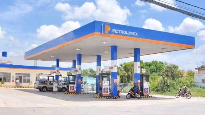 Trong khi các trinh sát đang thu thập thông tin về Lợi thì nhận được tin báo. Vào khoảng 4h ngày 1/3/2013, trong lúc đi làm, người đàn ông ở xã Minh Đức (huyện Mỹ Hào, Hưng Yên) vô tình thấy có chiếc xe ô tô màu đen, 4 chỗ đỗ ven đường sát nhà mình. Khi lại gần, người đàn ông này phát hiện lái xe nam giới đang cố gắng để nổ máy và nhờ đẩy giúp xe đến cây xăng cách đó vài trăm mét. (Ảnh minh họa, nguồn internet)