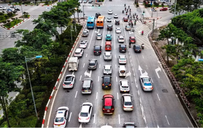 Sáng 9/7, đường Võ Chí Công (đoạn từ lối xuống đường trên cao đến trước đường dẫn tách dòng vào đường Âu Cơ) chính thức được phân làn.