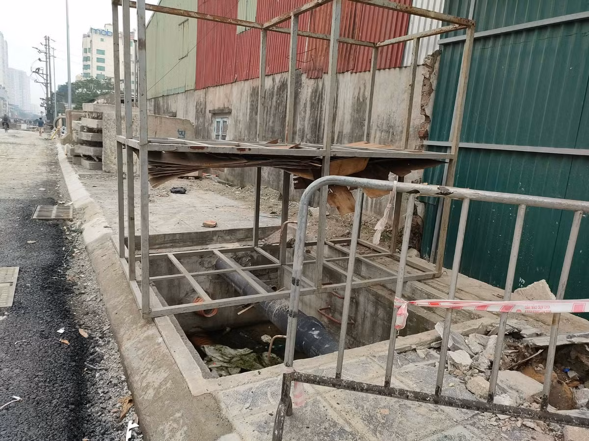 Các hố ga thu nước đang thi công dở dang buộc đơn vị trách nhiệm phải dựng rào chắn để đảm bảo an toàn.