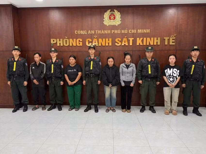 tp-hcm-5-nguoi-mua-hoa-chat-cong-nghiep-ve-pha-tron-thanh-dau-gio-gia-3-2416-5906jpg.jpg