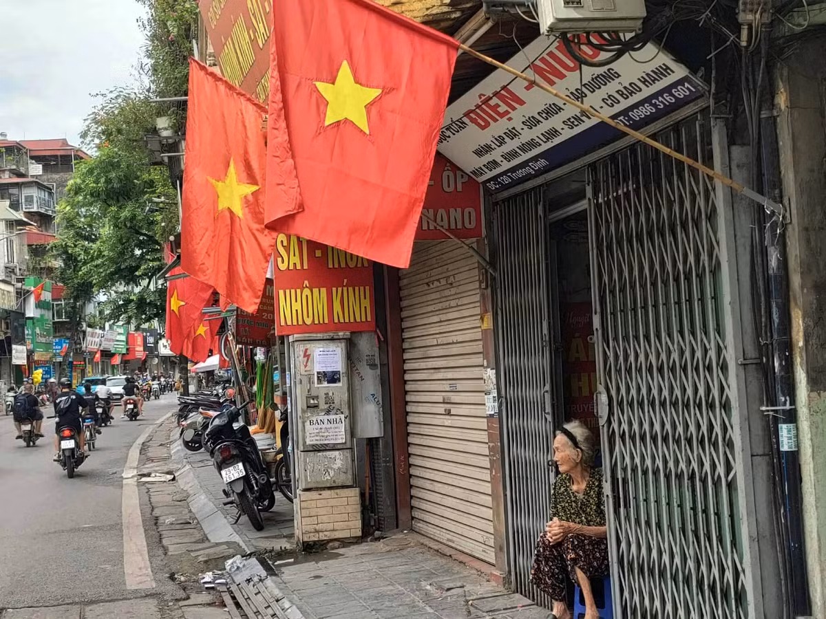 Tinh thần yêu nước, niềm tự hào và khí thế hào hùng của dân tộc đang lan tỏa trên từng con phố, góc ngõ, tạo nên không khí thiêng liêng hướng về ngày lễ lớn.