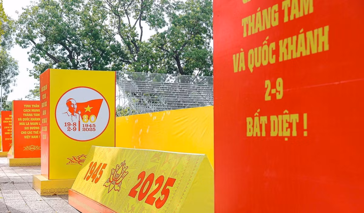 Không khí chào mừng kỷ niệm Quốc khánh 2/9 lan tỏa khắp phố phường Thủ đô Hà Nội.