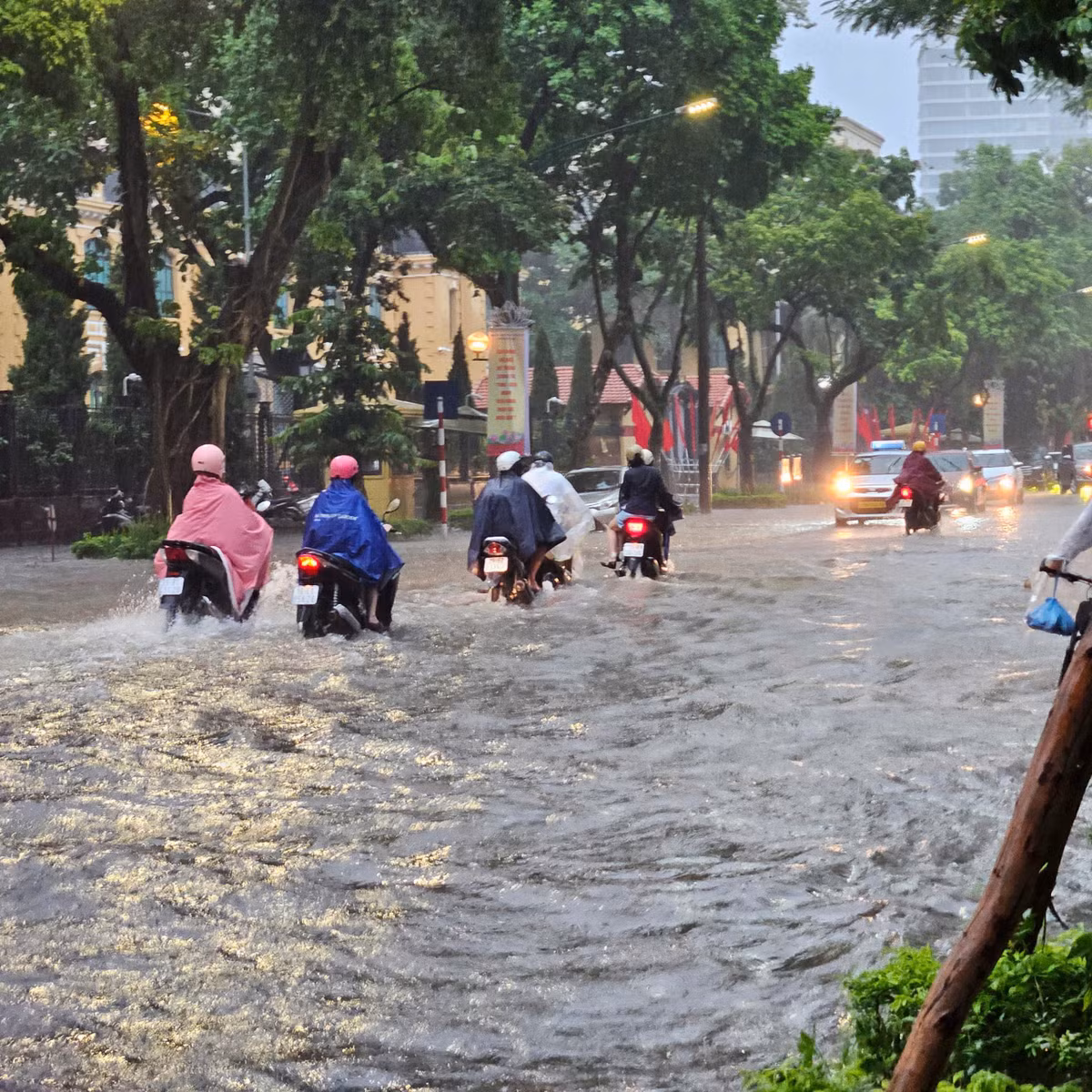 Mưa lớn khiến con phố chìm trong biển nước.