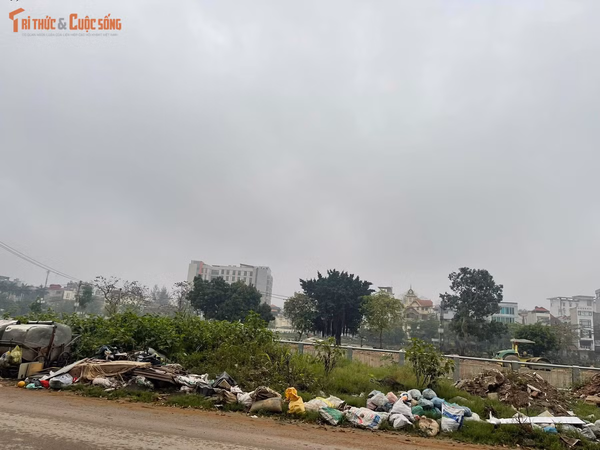 Nhiều vị trí đáng lẽ được gia cố bằng đất lại bị tận dụng để đổ trộm vật liệu xây dựng, rác thải.