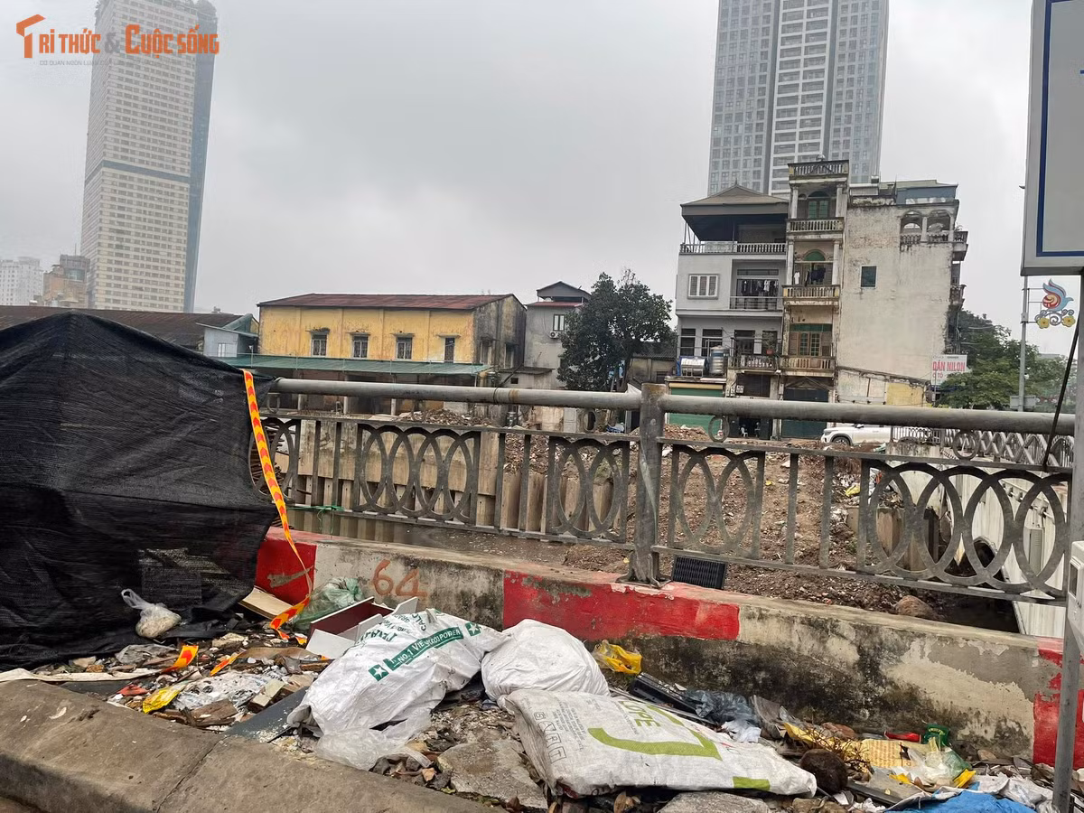 Sau thời gian dài đình trệ, từ cuối tháng 10/2025, dự án Trạm bơm tiêu Yên Nghĩa (hệ thống tiêu nước khu vực phía Tây thành phố) đã tái khởi động. Dù mặt bằng thi công đã cơ bản được các phường Dương Nội và Hà Đông bàn giao, song trên thực tế, tiến độ tại các hạng mục còn lại vẫn rất ì ạch.