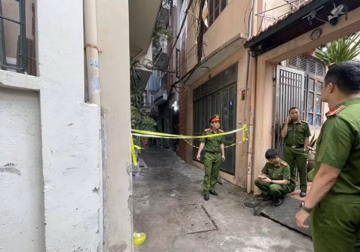 Ngay khi tiếp cận hiện trường, đám cháy đã phát triển lớn bao trùm toàn bộ ngôi nhà cao 4 tầng, 1 tầng tum, với mặt tiền nhỏ hẹp, diện tích khoảng 25 m2, cùng với đó ngôi nhà nằm trong ngõ sâu, cách đường giao thông chính khoảng 300m và phát sinh nhiều khói khí độc gây khó khăn trong việc triển khai chữa cháy và cứu nạn, cứu hộ của lực lượng Cảnh sát PCCC&amp;CNCH, Chỉ huy chữa cháy khẩn trương chỉ đạo CBCS sử dụng thiết bị bình thở chuyên dùng triển khai công tác tìm kiếm, cứu nạn cứu hộ, đồng thời huy động các mũi tấn công tiến sâu vào khu vực cháy để kịp thời khống chế, không để cháy lan ra các khu vực nhà dân xung quanh.