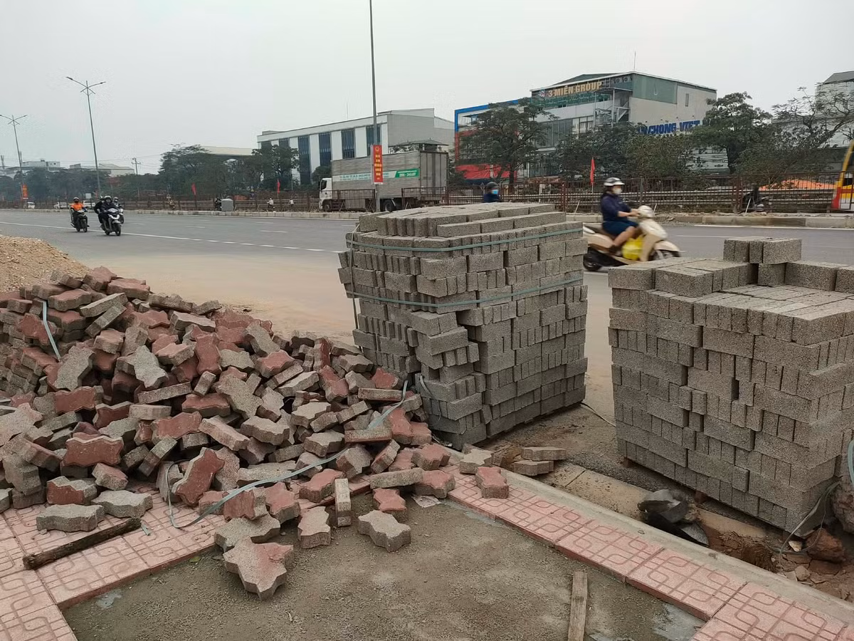 Điều này không chỉ gây mất mỹ quan đô thị mà còn ảnh hưởng đến sinh hoạt, kinh doanh của người dân sống dọc tuyến. Theo người dân nơi đây cho biết, việc mở rộng Quốc lộ 1A giúp giao thông thuận lợi hơn, nhưng quá trình hoàn thiện hạ tầng phụ trợ vẫn còn chậm.