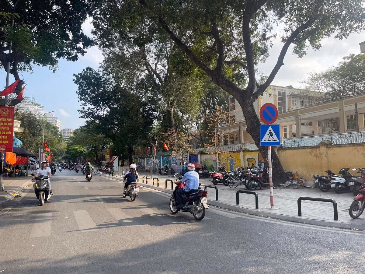 Theo ghi nhận của PV Báo Tri thức và Cuộc sống, khu vực ngã ba đường Đông Tác - Lương Định Của trước đây thường xuyên xảy ra tình trạng mất trật tự đô thị. Do nằm gần các bệnh viện lớn như Bệnh viện Bạch Mai, Bệnh viện Lão khoa, Bệnh viện Việt Pháp, Bệnh viện Da liễu Trung ương, khi bãi đỗ xe của các đơn vị này quá tải, người dân có xu hướng dồn xuống khu vực trường học có vỉa hè thông thoáng để đỗ ô tô.