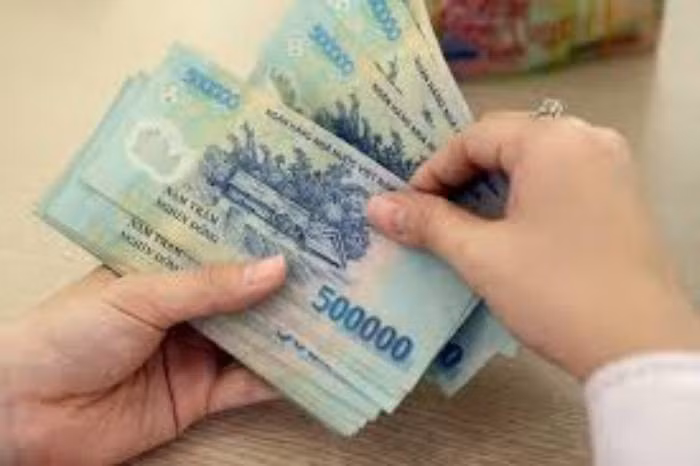 Tám khai, khoảng đầu năm 2015 anh ta về nhà một người họ hàng tại Kinh Môn để làm thuê. Trong một lần đứng trú mưa, Tám đã quen với bà H. Kể từ đây hai người thường xuyên qua lại với nhau. Thời gian quen nhau, bà H nhiều lần hỏi vay tiền và được Tám cho vay tổng cộng 17 triệu đồng. Đến cuối năm 2015, do ít việc nên Tám được cho nghỉ, anh ta quay về Tuyên Quang. Ngày 3/1/2016, sau khi gọi cho bà H, Tám bắt xe về Kinh Môn. Trên đường đi, anh ta mua mì tôm, trứng vịt lộn và về ăn uống cùng bà H. (Ảnh minh họa, nguồn internet)