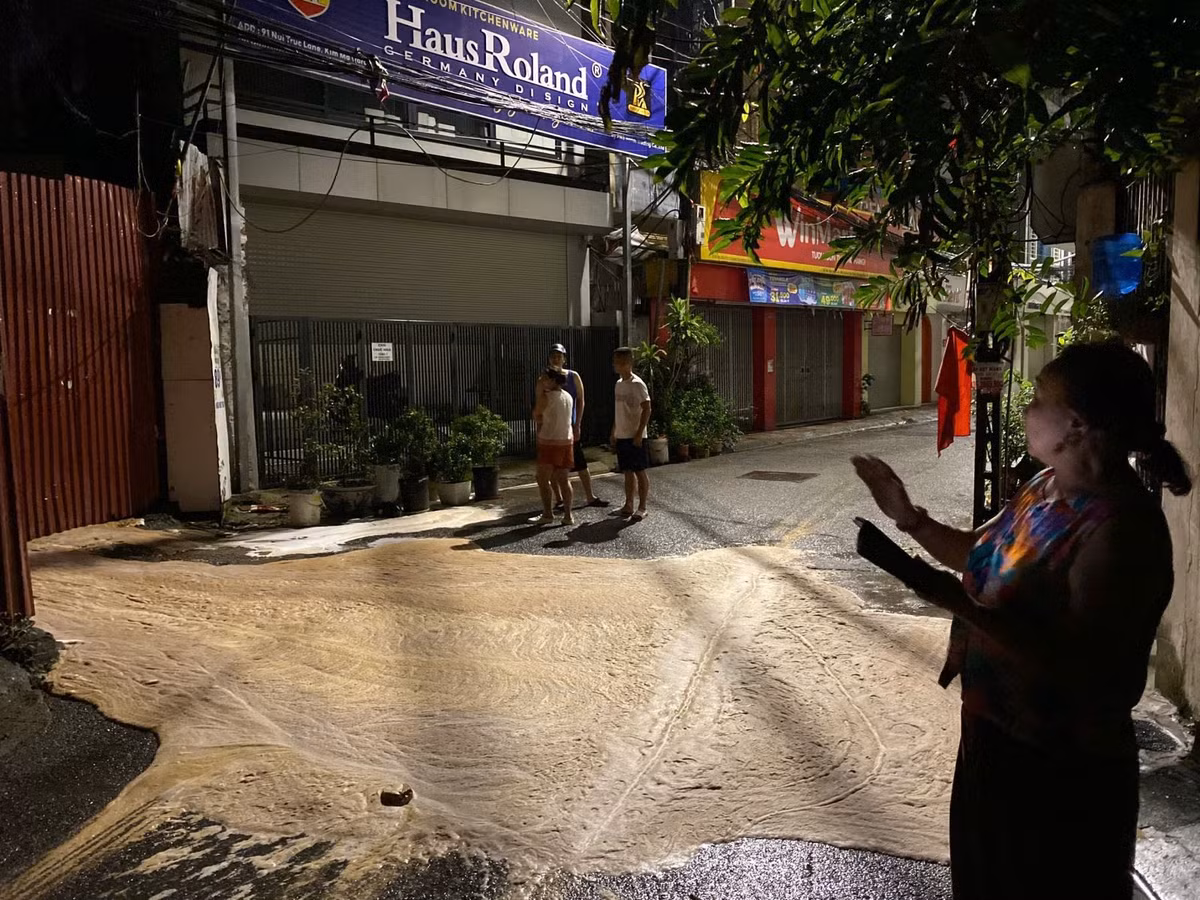Ngõ Núi Trúc nằm song song với ngõ 7 Giang Văn Minh – nơi trước đây từng xảy ra tình trạng bùn ngập khi robot đào hầm của dự án đường sắt đô thị khoan qua.