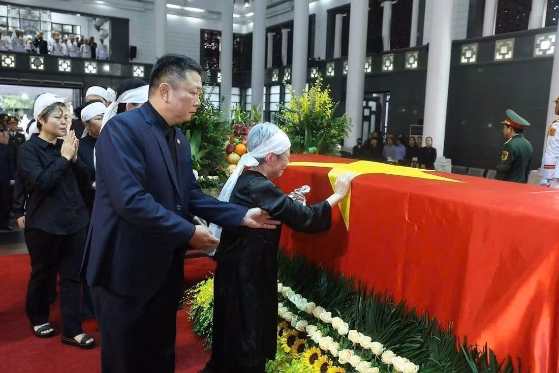 Sau lời cảm tạ của ông Trần Tuấn Anh, trong tiếng nhạc Hồn tử sĩ, bà Nguyễn Thị Vĩnh, Phu nhân nguyên Chủ tịch nước Trần Đức Lương dẫn đầu đoàn gia quyến đi vòng quanh linh cữu, tiễn biệt ông lần cuối. Bà bật khóc nức nở.