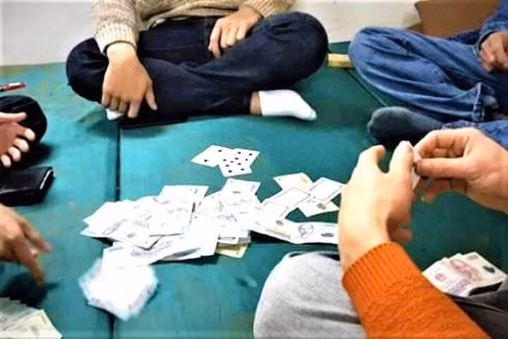 Qua xác minh được biết, anh T thường chơi với những thanh niên rất trẻ. Ngoài việc tập trung xác minh những mối quan hệ của nạn nhân, cơ quan công an còn đẩy nhanh việc tìm kiếm chiếc xe máy mà anh T. Một cuộc rà soát trên diện rộng được tiến hành. Tập trung xác minh những người bạn của anh T, các điều tra viên nhận được thông tin, vào đêm 6/7 (thời điểm anh T bị sát hại) có 2 thanh niên rất trẻ đi chiếc xe máy giống với xe của nạn nhân. (Ảnh minh họa, nguồn internet)
