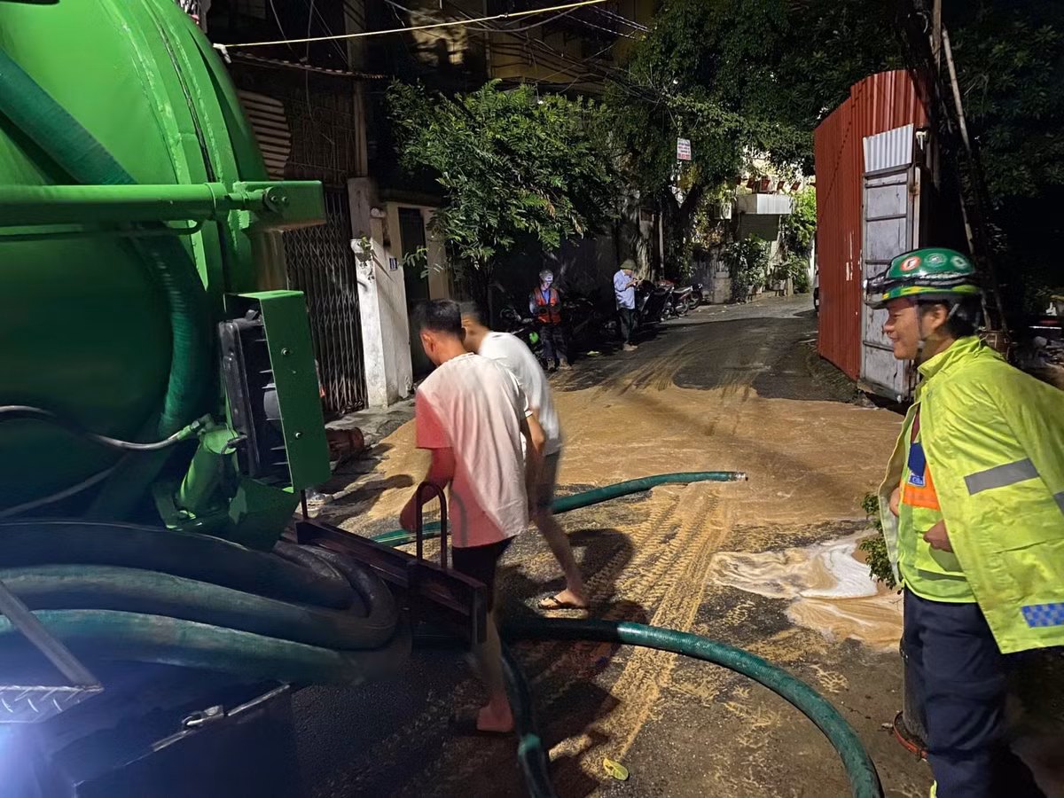 Xác nhận thông tin, một cán bộ MRB cho biết đơn vị nhận tin báo vào lúc 1h sáng cùng ngày. Dung dịch phun lên chủ yếu là bọt khí.