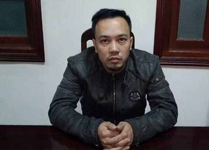 Minh khai, do làm ăn thua lỗ, nợ nần nên nảy sinh ý định đi cướp.Chiều 26/1, Minh chuẩn bị mìn giả, mang theo khẩu súng bắn đạn bi và nhặt chiếc biển số xe máy giả ở 1 cửa hàng đồng nát rồi "lên đường". Minh những tưởng, sự tinh ranh của mình sẽ giúp che mắt được tất cả. Thế nhưng, chỉ sau hơn 20 giờ, Công an tỉnh Bắc Giang đã lần ra và bắt giữ Minh, thu hồi lại tài sản mà đối tượng cướp từ ngân hàng. Với hành vi phạm tội của mình đối tượng đã lĩnh án 16 năm tù. >>> Xem thêm video: Cảnh báo nguy hiểm thả diều gần đường dây điện