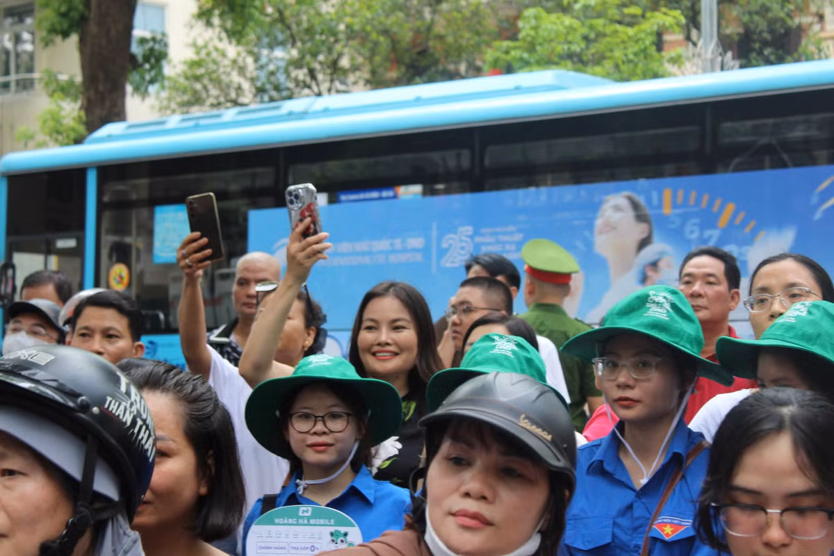 Theo ghi nhận, sau khi kết thúc bài thi rất nhiều phụ huynh đứng kín cổng trường để chờ con em mình ra ngoài.