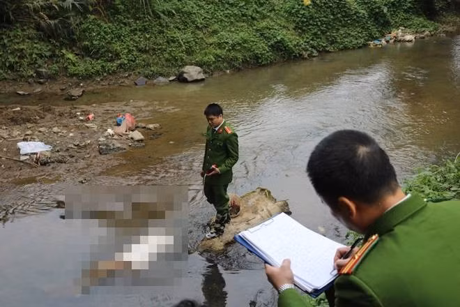 Kết quả khám nghiệm xác định, nạn nhân đã chết cách đây 7 - 10 ngày, do bị ngạt cơ học, hung khí gây án là chiếc khăn len quấn quanh cổ. Kẻ gây án có thể là 1 đến 2 đối tượng, nhưng chắc chắn là người quen. Nạn nhân cũng không phải là người địa phương, không thuộc dân tộc thiểu số, bị sát hại ở một địa điểm khác trước khi được đưa đến hồ thủy lợi bản Muông để phi tang. (Ảnh minh họa, nguồn intenet)